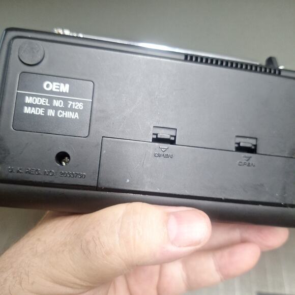 Vintage Oregon Scientific Portable Radio Model 7126/7126EL Retro Small AM/FM 80s - Picture 4 of 5